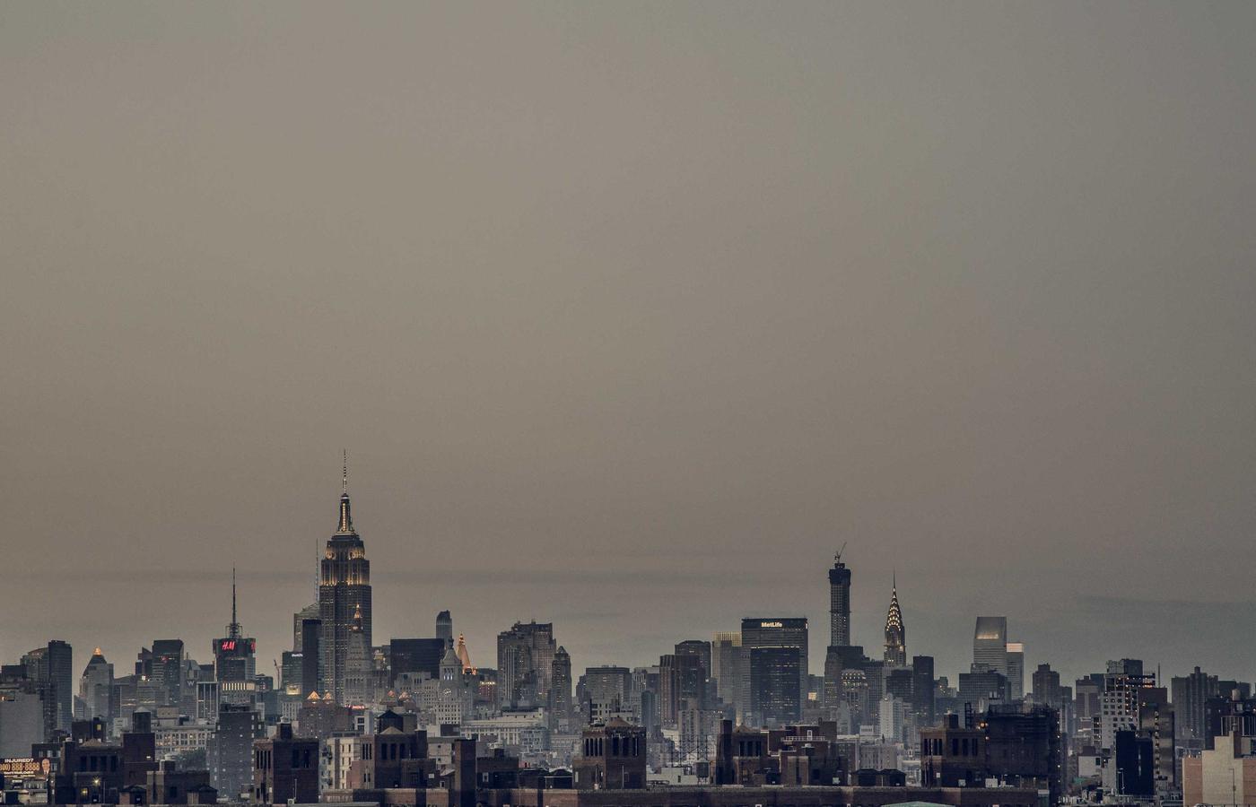 Gran mural abstracto en una pared de una oficina moderna, con colores vibrantes